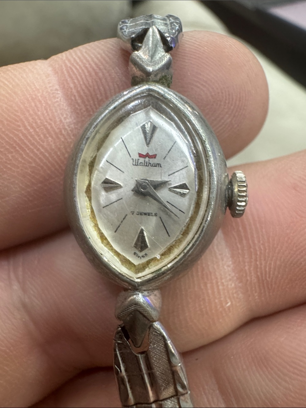 VINTAGE LADIES WALTHAM WRIST WATCH 17 JEWEL Not working broken strap